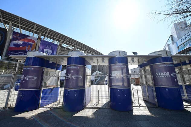 Fermeture des grands sites sportifs de Paris due a la pandemie du virus Covid19 Stade Charlety NEWS : Fermeture des grands sites sportifs de Paris - 26 03 2020 JBAutissier Panoramic 