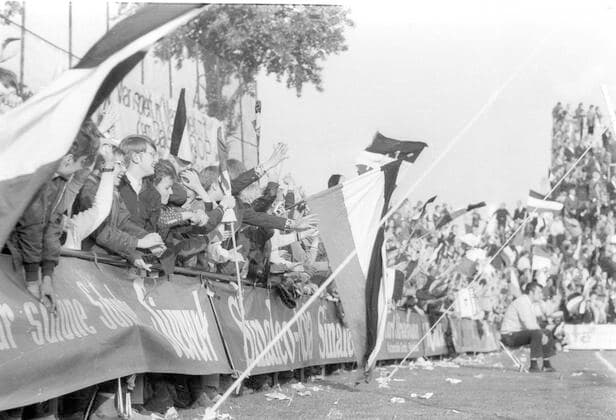 Regionalliga West 1969 70 promotion round Arminia Bielefeld Tennis Borussia Berlin 1 1 03 06 1970 Armina fans behind the goal on the Bielfelder Alm HM