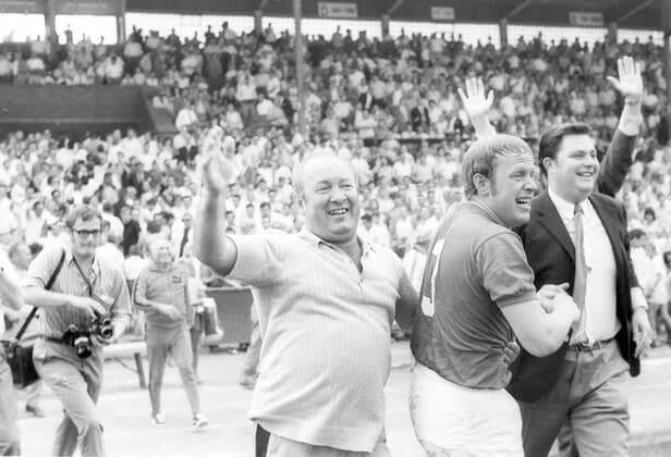 Regionalliga West 1969 70 Promotional round VFL Bochum Kickers Offenbach 20 06 70 Cheering on the Offenbach bench Middle Coach Zlatko Tschik Cajkovski Right Next to him Josef Weilbächer 3 DFL REGULATIONS PROHIBIT ANY USE OF PHOTOGRAPHS AS IMAGE SEQUENCES AND OR QUASI VIDEO HM