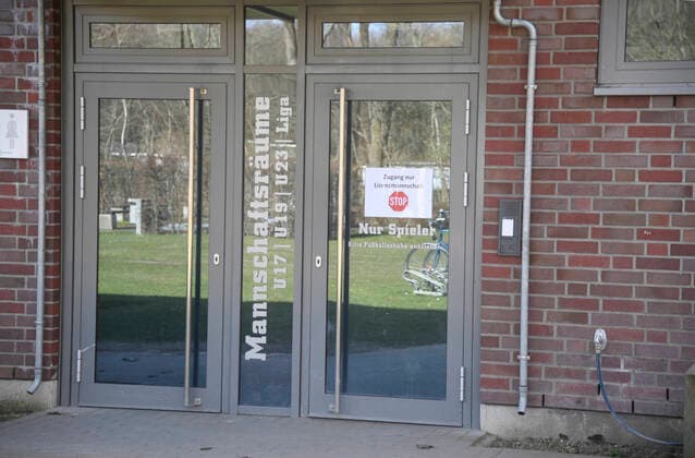 The door to the cabin at Holstein Kiel remains closed for professionals of the licensed player team and the junior players, football, men, Holstein Kiel, quarantine, training break, self-protection, precaution, 2 league, season 2019 2020 Kiel Projensdorf Schleswig Holstein Germany