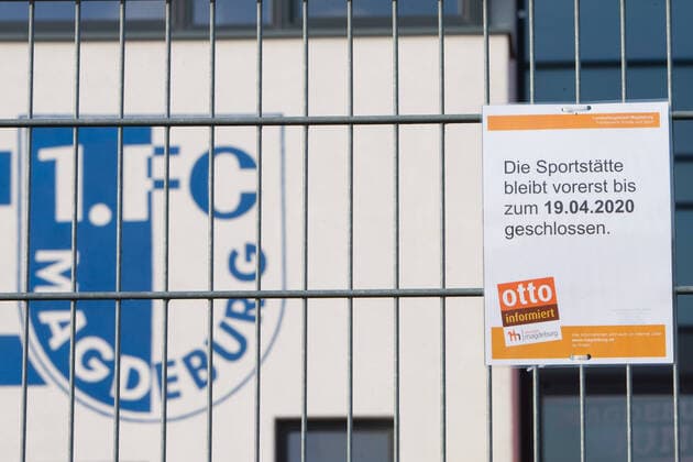 28 03 2020, xtgx, effects of the corona virus in Magdeburg, sign at the training ground of 1 FC Magdeburg The club has postponed the re-entry into training for an indefinite period of time Magdeburg