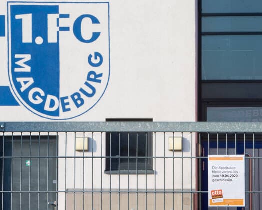 28 03 2020, xtgx, effects of the corona virus in Magdeburg, sign at the training ground of 1 FC Magdeburg The club has postponed the re-entry into training for an indefinite period of time Magdeburg