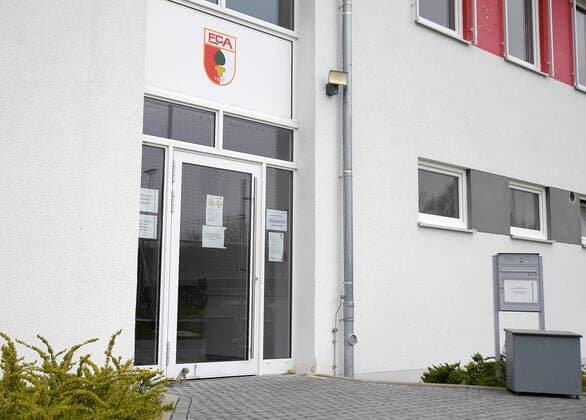 29 03 2020, xemx, News, emwirt, v l Nachwuchsleistungszentrum FC Augsburg Entrance blocked Augsburg