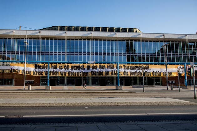 Monday morning Due to the novel coronavirus, Saxony is subject to exit restrictions, also in Dresden In the banner of the ULTRAS DYNAMO at the Kulturpalast DRESDEN, it has often been shown in the picture that emergency help can only help to keep this crisis together. We will survive this crisis thanks to all who give everything for it every day 30 03 2020, Dresden Altstadt, Germany, Dresden