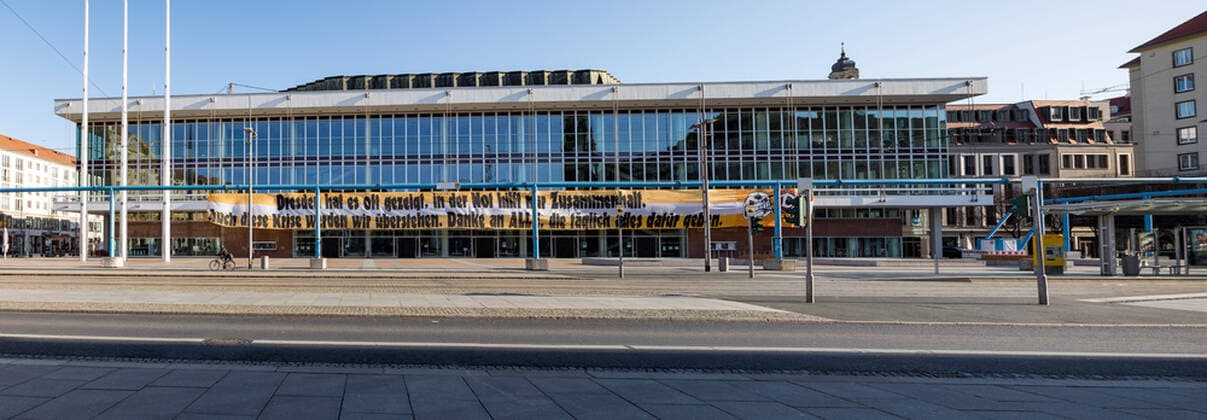 Monday morning Due to the novel coronavirus, Saxony is subject to exit restrictions, also in Dresden In the banner of the ULTRAS DYNAMO at the Kulturpalast DRESDEN, it has often been shown in the picture that emergency help can only help to keep this crisis together. We will survive this crisis thanks to all who give everything for it every day 30 03 2020, Dresden Altstadt, Germany, Dresden