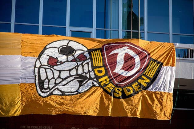 Monday morning In Saxony there is a curfew due to the new corona virus, so also in Dresden In the picture Bad Ball Logo of the Ultras Dynamo and Dynamo Logo as part of the banner of the ULTRAS DYNAMO at the Kulturpalast DRESDEN HAS OFT SHOWEN IT, IN THE NEED TO HELP ONLY WILL HELP TO SUPPORT THIS CRISISIS WE WILL SURVIVE THANKS TO ALL WHO ARE GIVING EVERYTHING EVERY DAY 30 03 2020, Dresden Altstadt, Germany, Dresden