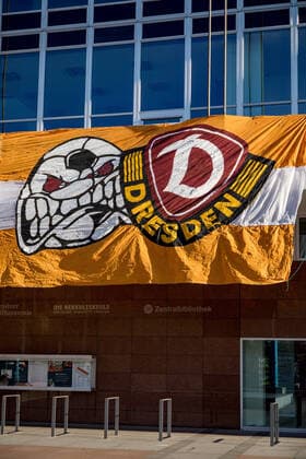 Monday morning In Saxony there is a curfew due to the new corona virus, so also in Dresden In the picture Bad Ball Logo of the Ultras Dynamo and Dynamo Logo as part of the banner of the ULTRAS DYNAMO at the Kulturpalast DRESDEN HAS OFT SHOWEN IT, IN THE NEED TO HELP ONLY WILL HELP TO SUPPORT THIS CRISISIS WE WILL SURVIVE THANKS TO ALL WHO ARE GIVING EVERYTHING EVERY DAY 30 03 2020, Dresden Altstadt, Germany, Dresden