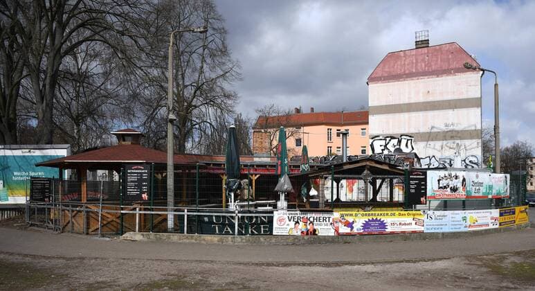 Soccer, men, season 2019 2020, 1 Bundesliga, 1 FC Union Berlin in the phase of the Coronavirus game break, in the picture the Union Tanke, the scene Köpenick organizes at the Union Tanke at the S station Köpenick a gift fence for unused hygiene articles, durable food and usable clothes, the first things are already hanging, 31 03 2020, Copyright: xMatthiasxKochx