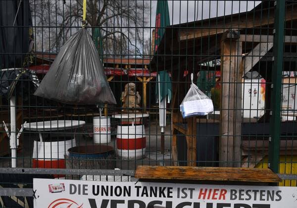 Soccer, men, season 2019 2020, 1 Bundesliga, 1 FC Union Berlin in the phase of the Coronavirus game break, in the picture the Union Tanke, the scene Köpenick organizes at the Union Tanke at the S station Köpenick a gift fence for unused hygiene articles, durable food and usable clothes, the first things are already hanging, 31 03 2020, Copyright: xMatthiasxKochx