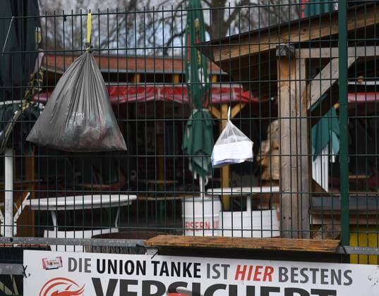 Soccer, men, season 2019 2020, 1 Bundesliga, 1 FC Union Berlin in the phase of the Coronavirus game break, in the picture the Union Tanke, the scene Köpenick organizes at the Union Tanke at the S station Köpenick a gift fence for unused hygiene articles, durable food and usable clothes, the first things are already hanging, 31 03 2020, Copyright: xMatthiasxKochx
