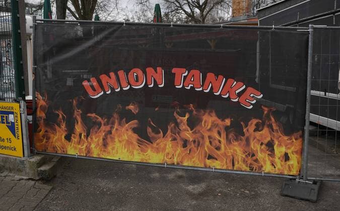 Football, men, season 2019 2020, 1 Bundesliga, 1 FC Union Berlin in the phase of the Coronavirus game break, in the picture fence field of the Union Tanke, the scene Köpenick organizes at the Union Tanke at the S station Köpenick a gift fence for unused hygiene articles, durable food and usable clothing, the first things are already hanging, 31 03 2020, Copyright: xMatthiasxKochx
