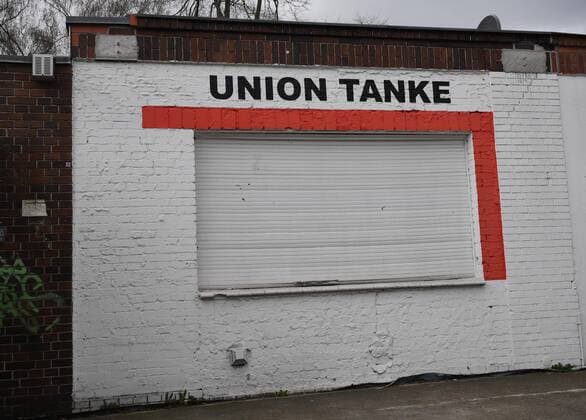 Soccer, men, season 2019 2020, 1 Bundesliga, 1 FC Union Berlin in the phase of the Coronavirus game break, in the picture part of the Union Tanke, the scene Köpenick organized at the Union Tanke at the S station Köpenick a gift fence for unused hygiene articles, durable food and usable clothing, the first things are already hanging, 31 03 2020, Copyright: xMatthiasxKochx