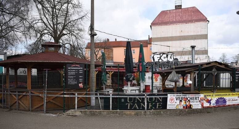Soccer, men, season 2019 2020, 1 Bundesliga, 1 FC Union Berlin in the phase of the Coronavirus game break, in the picture the Union Tanke, the scene Köpenick organizes at the Union Tanke at the S station Köpenick a gift fence for unused hygiene articles, durable food and usable clothes, the first things are already hanging, 31 03 2020, Copyright: xMatthiasxKochx