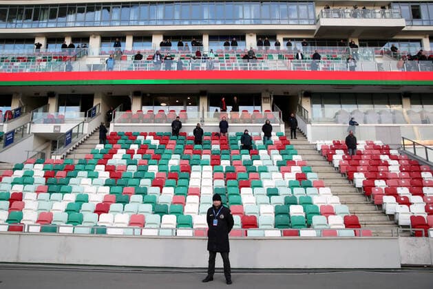 Sport Bilder des Tages MINSK, BELARUS - APRIL 3, 2020: Half-empty football stands during a 2020 Belarusian Premier League Round 3 football match between Dinamo Minsk and Torpedo-Belaz Zhodino at Dinamo Stadium. The Football Federation of Belarus has decided not to postpone the national football championship in connection with the pandemic of the novel coronavirus, with the 30th season of the Belarusian Premier League starting as scheduled on 19 March 2020. Dinamo Minsk won the match 2-0. Natalia Fedosenko TASS  TS0D45E8