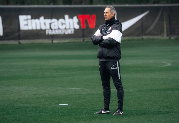 Sport Bilder des Tages 03.04.2020, xsgex, Fussball 1.Bundesliga, Eintracht Frankfurt Training emspor, v.l. Trainer Adolf Adi Huetter (Eintracht Frankfurt) (DFL DFB REGULATIONS PROHIBIT ANY USE OF PHOTOGRAPHS as IMAGE SEQUENCES and or QUASI-VIDEO) Frankfurt am Main *** 03 04 2020, xsgex, Football 1 Bundesliga, Eintracht Frankfurt Training emspor, v l Coach Adolf Adi Huetter Eintracht Frankfurt DFL DFB REGULATIONS PROHIBIT ANY USE OF PHOTOGRAPHS as IMAGE SEQUENCES and or QUASI VIDEO Frankfurt am Main