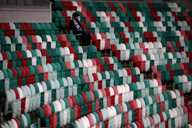 Sport Bilder des Tages MINSK, BELARUS - APRIL 3, 2020: A Dinamo Minsk fan sits on an empty stand during a 2020 Belarusian Premier League Round 3 football match between Dinamo Minsk and Torpedo-Belaz Zhodino at Dinamo Stadium. The Football Federation of Belarus has decided not to postpone the national football championship in connection with the pandemic of the novel coronavirus, with the 30th season of the Belarusian Premier League starting as scheduled on 19 March 2020. Dinamo Minsk won the match 2-0. Natalia Fedosenko TASS  TS0D4619