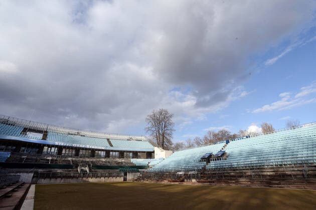 GER, Steffi Graf Stadion, LTTC Rot Weiss Berlin, Tennis Club 03 04 2020, Steffi Graf Stadion, Berlin, GER, Steffi Graf Stadion, LTTC Rot Weiss Berlin, Tennis Club in picture Steffi Graf Stadion, interior view, lawn, preparations for the ladies lawn tournament Bett1Open dark clouds over the stadium nordphotox xEngler nph00076