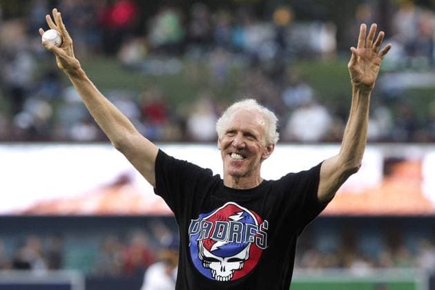 August 8, 2019, San Diego, CA, USA: Former NBA, Basketball Herren, USA star Bill Walton waves to the crowd before throwing the ceremonial first pitch as the San Diego Padres play host to the Colorado Rockies at Petco Park in San Diego on August 8, 2019. San Diego USA - ZUMAm67_ 20190808_zaf_m67_065 Copyright: xHaynexPalmourxIvx