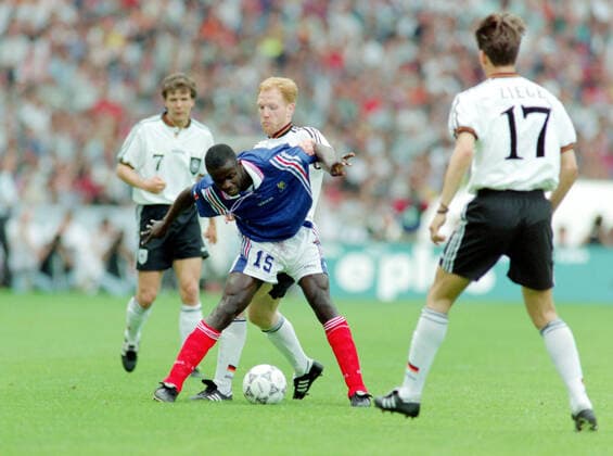 01.06.1996, Fussball GER, Laenderspiel in Stuttgart, Deutschland - Frankreich 0:1, tthias Sammer (Deutschland), hinten, gegen Lilian Thuram (Frankreich) Stuttgart Deutschland *** 01 06 1996, Football GER, international match in Stuttgart, Germany France 0 1, tthias Sammer Germany, behind, against Lilian Thuram France Stuttgart Germany Team2