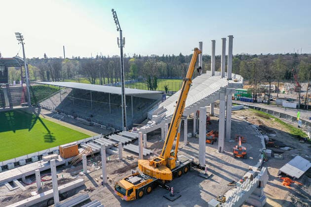 Bilder des Jahres 2020, Sport 04 April Sport Themen der Woche KW14 Baustand Gegengerade am 04.04.2020 in Karlsruhe (Wildparkstadion), Germany Die neue Tribüne im Wildparkstadion des Karlsruher Sportclubs. Das erste Element steht. Karlsruhe Wildparkstadion Baden-Württemberg Germany *** Construction status Back straight on 04 04 2020 in Karlsruhe Wildparkstadion , Germany The new grandstand in the Wildparkstadion of the Karlsruhe Sportclub The first element is Karlsruhe Wildparkstadion Baden Württemberg Germany