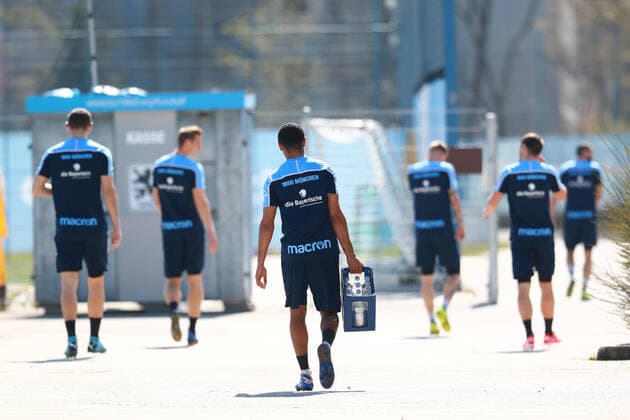 Bilder des Jahres 2020, Sport 04 April Sport Themen der Woche KW15 Die Gruppe um Sascha Mölders (re.) ist mt genügend Abstand voneinander auf dem Weg zum Training Das Training der 1860-Mannschaft ist wegen Coronavirus- Gefahr nicht öffentlich. TSV 1860 nimmt das Training heute auf dem Platz wieder auf. Unter strengen Auflagen in Kleingruppen werden erste Einheiten nach der Zwangspause wegen der Coronavirus-Pandemie absolviert. Fussball 3. Liga 06.04.2020 TSV 1860 München Training *** The group around Sascha Mölders re is mt enough distance from each other on the way to training The training of the 1860 team is not public due to coronavirus danger TSV 1860 resumes training on the field today Under strict conditions in small groups the first units are completed after the compulsory break due to the coronavirus pandemic Football 3 League 06 04 2020 TSV 1860 München Training