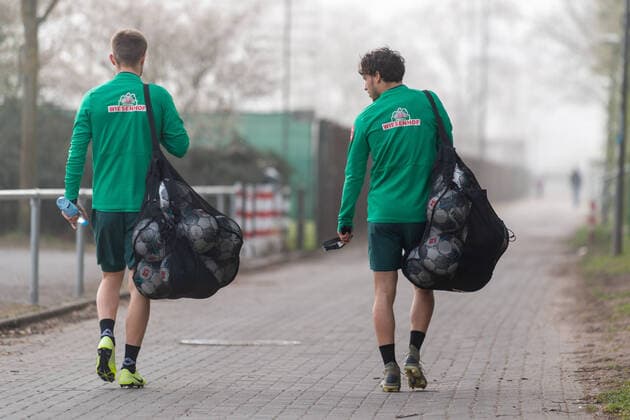 Bilder des Jahres 2020, Sport 04 April Sport Themen der Woche KW15 GER, 1.FBL, Werder Bremen - 1. TAG nach Corona ohne Training 07.04.2020, wohninvest WESERSTADION,, Bremen, GER, 1.FBL, Werder Bremen - 1. TAG nach Corona ohne Training, im Bild Johannes Eggestein (Werder Bremen 24) Simon Straudi (Werder Bremen 26) *** GER, 1 FBL, Werder Bremen 1 DAY after Corona without training 07 04 2020, wohninvest WESERSTADION,, Bremen, GER, 1 FBL, Werder Bremen 1 DAY after Corona without training, in the picture Johannes Eggestein Werder Bremen 24 Simon Straudi Werder Bremen 26 nordphotoxKokenge nph00001