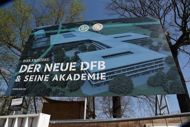 Bilder des Jahres 2020, Sport 04 April Sport Themen der Woche KW15 Sport Bilder des Tages 07.04.2020 Frankfurt am Main Deutscher Fußball-Bund Baustelle des neuen DFB und seiner Akademie *** 07 04 2020 Frankfurt am Main German Football Association Construction site of the new DFB and its Academy