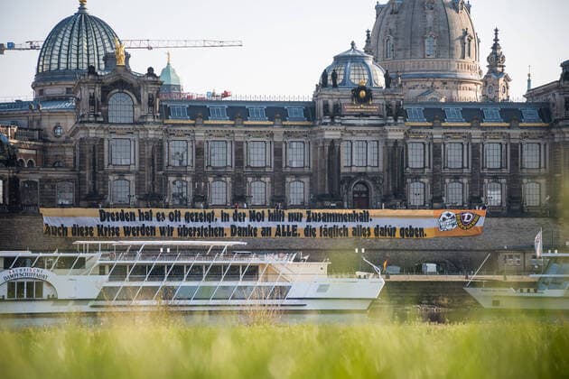 On early Tuesday evening a banner of the Ultras Dynamo will be attached to the Brühlsche Terrasse Dresden has often shown that in times of need only solidarity helps Even this crisis we will survive Thanks to ALL who give their all every day Banner of the Ultras Dynamo Football 2 League Season 2019 2020 Old Town Dresden 07 April 2020