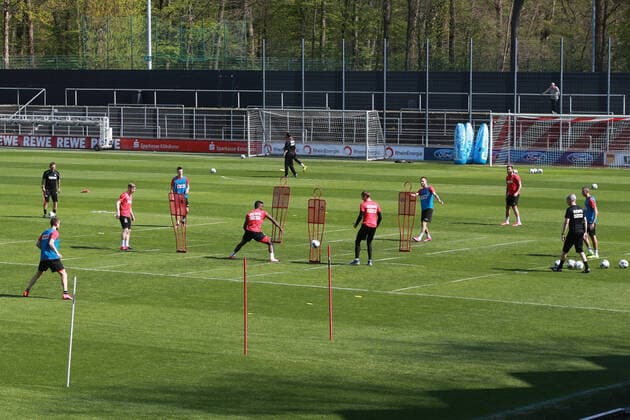 Bilder des Jahres 2020, Sport 04 April Sport Themen der Woche KW15 1.FC Köln Training mit Mindestabstand zu den Mitspielern 08.04.2020 *** Sport 1 FC Köln Training with minimum distance to the players 08 04 2020