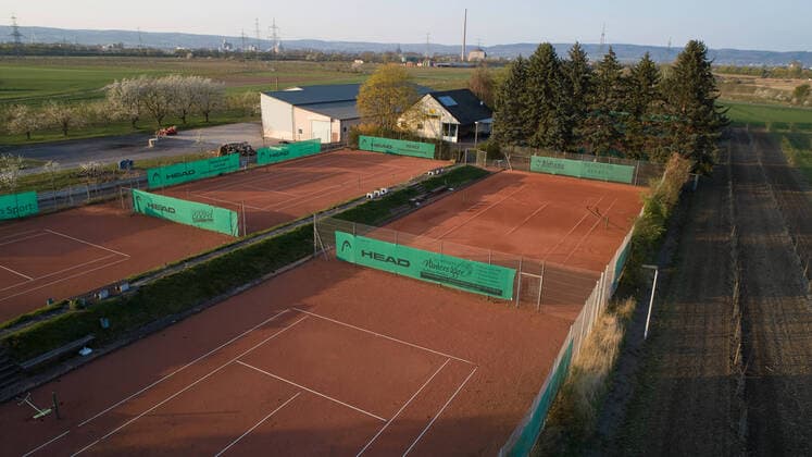 The tennis courts in Kärlich are deserted despite the summer weather Due to the corona crisis all sports facilities are currently closed Coronavirus Sportanlagen Kärlich FREY_20200408010.JPG