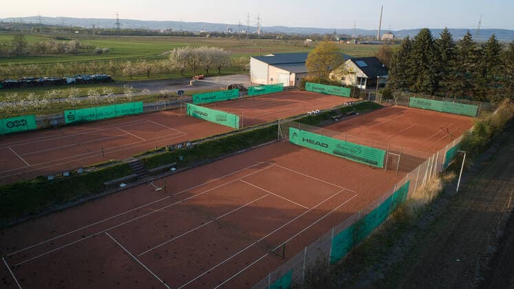 The tennis courts in Kärlich are deserted despite the summer weather Due to the corona crisis all sports facilities are currently closed Coronavirus Sportanlagen Kärlich FREY_20200408011.JPG