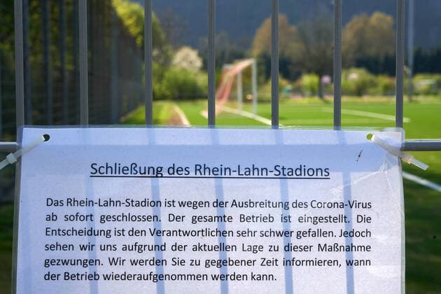 The sports grounds around the Rhein Lahn Stadium are deserted despite the summer weather Due to the corona crisis, all sports facilities are currently closed Coronavirus Sportanlagen Lahnstein FREY_20200408012.JPG