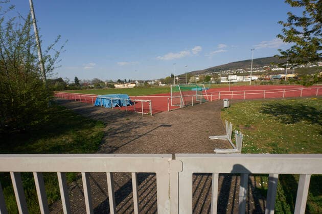 The sports grounds around the Rhein Lahn Stadium are deserted despite the summer weather Due to the corona crisis, all sports facilities are currently closed Coronavirus Sportanlagen Lahnstein FREY_20200408018.JPG