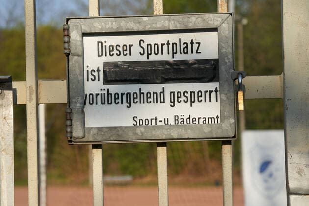 The sports fields at Schnitzers Wiese are deserted despite the summer weather Due to the corona crisis all sports facilities are currently closed Coronavirus Sportanlagen Koblenz F9106484.jpg