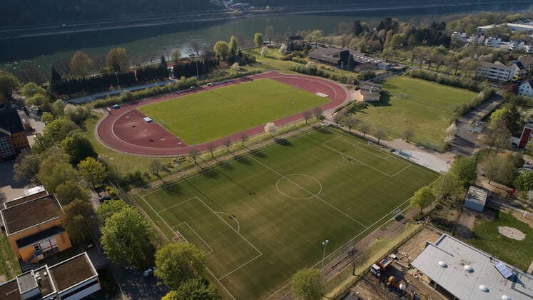 The sports grounds around the Rhein Lahn Stadium are deserted despite the summer weather Due to the corona crisis, all sports facilities are currently closed Coronavirus Sportanlagen Lahnstein FREY_20200408005.JPG