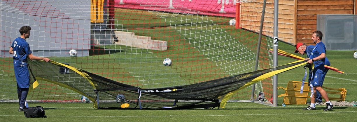 09 04 2020, FC Bayern Training , Saebenerstrasse Munich, Soccer , in the picture NN and Hansi Flick FCB clean up