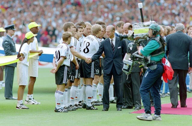 30 06 1996, European Football Championship 1996, Final, Germany Czech Republic 2 1 n V, Prince Philip, right , welcomes before the match Thomas Helmer, left Thomas Haessler London Wembley Stadium England Team2