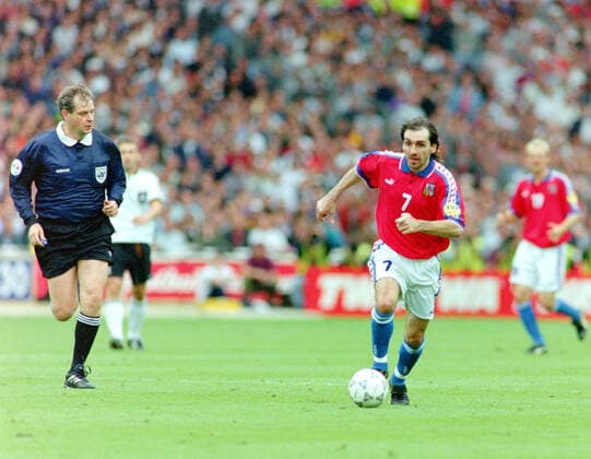 30 06 1996, European Football Championship 1996, Final, Germany Czech Republic 2 1 n V, Jiri Nemec Czech Republic , left Referee Pierluigi Pairetto ITA London Wembley Stadium England Team2
