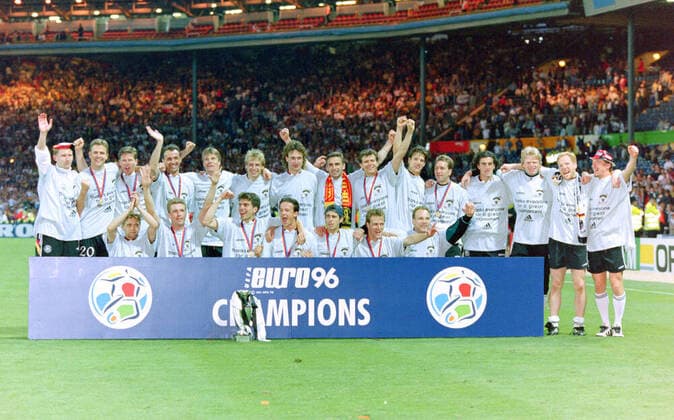 30 06 1996, European Football Championship 1996, Final, Germany Czech Republic 2 1 n V, Team Germany Players celebrate the European Championship title London Wembley Stadium England Team2