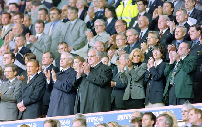 30 06 1996, European Football Championship 1996, Final, Germany Czech Republic 2 1 n V, VIP Honorary Tributes at Wembley Stadium, the then Chancellor Helmut Kohl, to the left politicians Manfred Kanther and DFB President Gerhard Mayer Aprons London Wembley Stadium England Team2