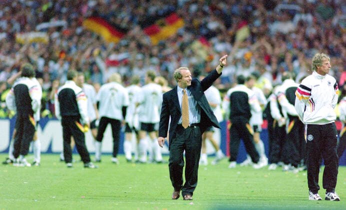 30 06 1996, European Football Championship 1996, Final, Germany Czech Republic 2 1 n V, Coach Berti Vogts Germany cheers to the fans London Wembley Stadium England Team2