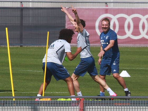 Robert Lewandowski, cheers loudly, after a sprint competition victory coach Hansi Flick re and Joshua Zirkzee li laugh and beam with joy FC Bayern München also trains today, Good Friday, on the field under strict conditions in small groups of four or five players Football FC Bayern München 10 04 2020 Training