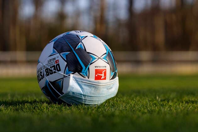The official match ball of the Bundesliga Derbystar is lying on a football field with a face mask Cologne, 11 04 2020 Foto:xC.xHardtx xFuturexImage