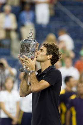 Tennis Rogerr Federer kissing the winner s trophy for the Men s Final at the 2007 US Open Tennis New York Flushing Meadows NY USA Copyright: xPaulxJxSutton PCNx TN1417-107706