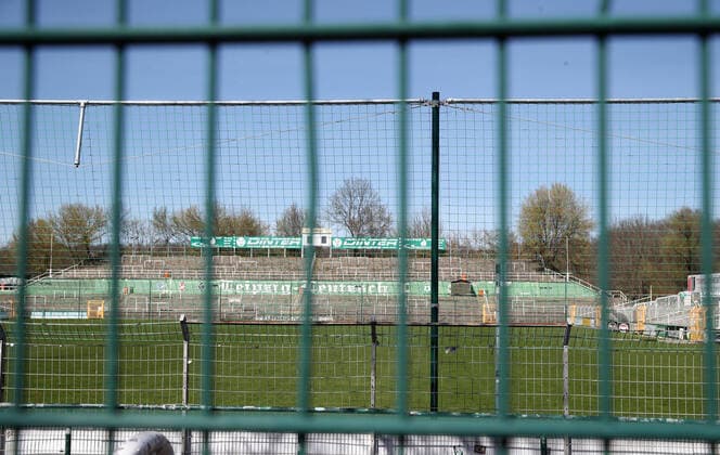 Leipzig Football Corona Leipzig, 11 04 2020, football, regional league, measures against the spread of the corona virus The games of all leagues have been suspended , In the picture The Alfred Kunze Sportpark, home of BSG Chemie Leipzig, remains closed for the time being,