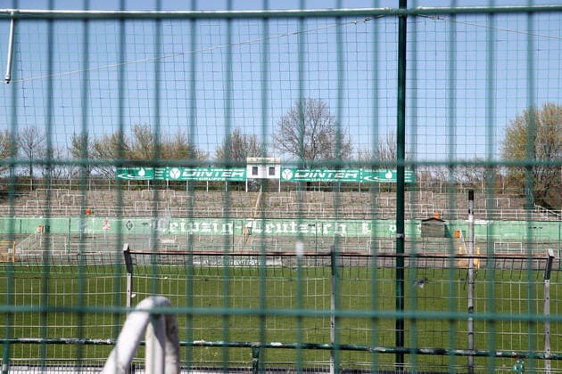 Leipzig Football Corona Leipzig, 11 04 2020, football, regional league, measures against the spread of the corona virus The games of all leagues have been suspended , In the picture The Alfred Kunze Sportpark, home of BSG Chemie Leipzig, remains closed for the time being,
