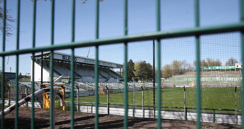 Leipzig Football Corona Leipzig, 11 04 2020, football, regional league, measures against the spread of the corona virus The games of all leagues have been suspended , In the picture The Alfred Kunze Sportpark, home of BSG Chemie Leipzig, remains closed for the time being,