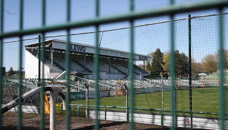Leipzig Football Corona Leipzig, 11 04 2020, football, regional league, measures against the spread of the corona virus The games of all leagues have been suspended , In the picture The Alfred Kunze Sportpark, home of BSG Chemie Leipzig, remains closed for the time being,
