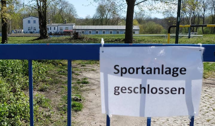 Leipzig football Corona Leipzig, 11 04 2020, No football because of the corona crisis , The games of all leagues have been suspended measure against the spread of corona virus In the picture sign, sports facility closed , The stadium of friendship, home of FC Blue White Leipzig Landesliga Saxony , must remain closed for the time being ,