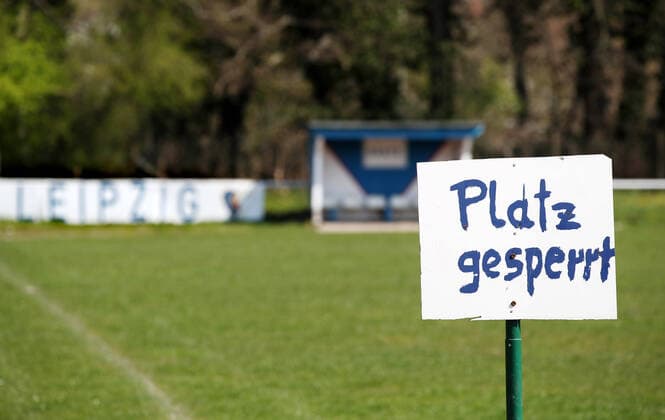 Sports field Corona Leipzig, 12 04 2020, sports field closed The games of all football leagues have been suspended Closure of public facilities as a measure against the spread of the corona virus In the picture sports field Am Goethesteig, home of turbine Leipzig ,